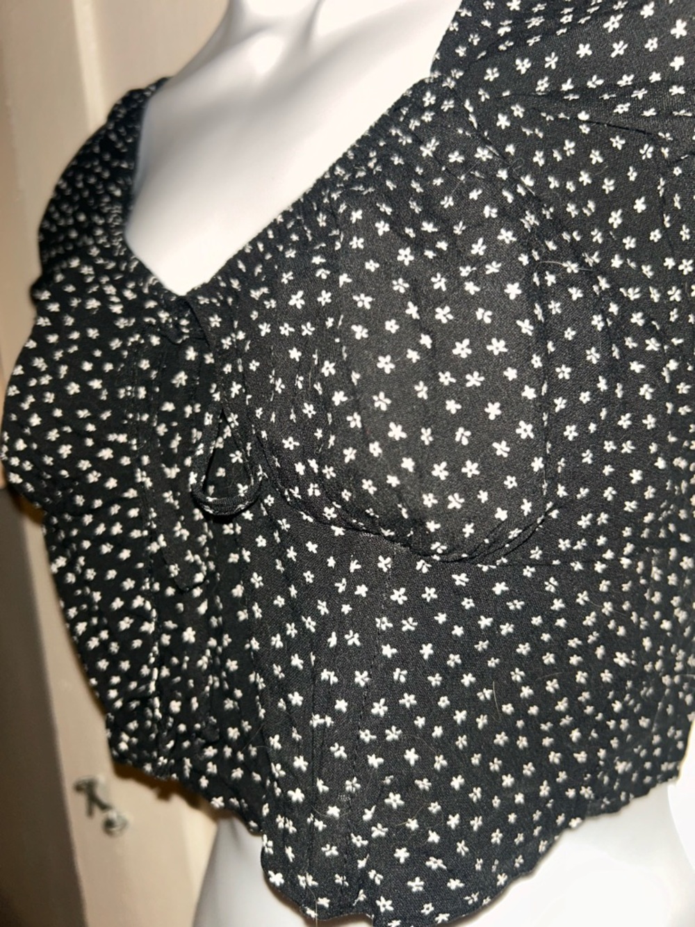 La Hearts Black Floral Ditsy Crop Top - Picture 3 of 6